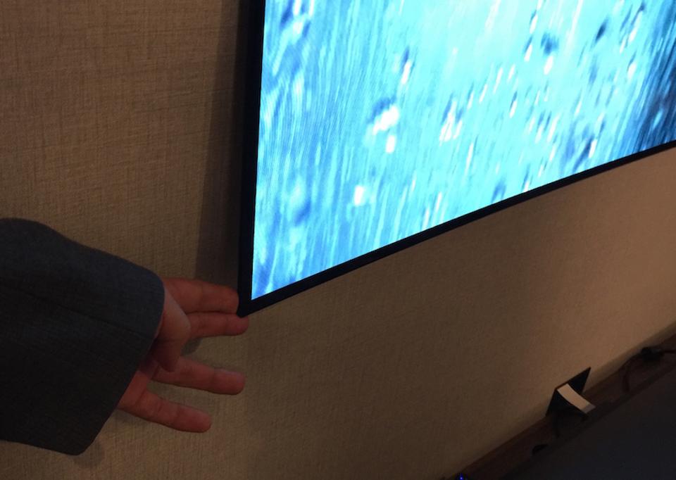 LGW7OLEDBending.jpg LGW7OLEDBending.jpg